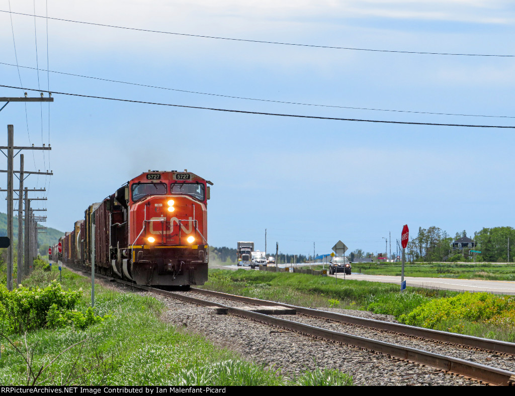 CN 5727 leads 402 in Saint-Simon